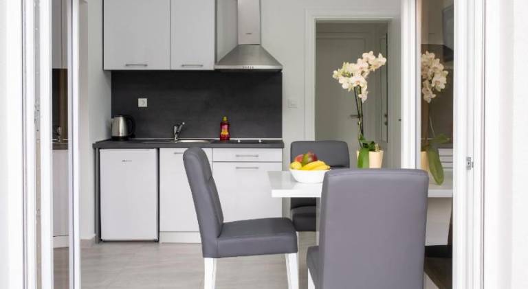 Apartment with patio, yard & BBQ — photo 4
