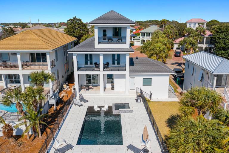Water's Edge - Luxury Lakefront Beach House with Private Pool & Community Amenities — photo 2