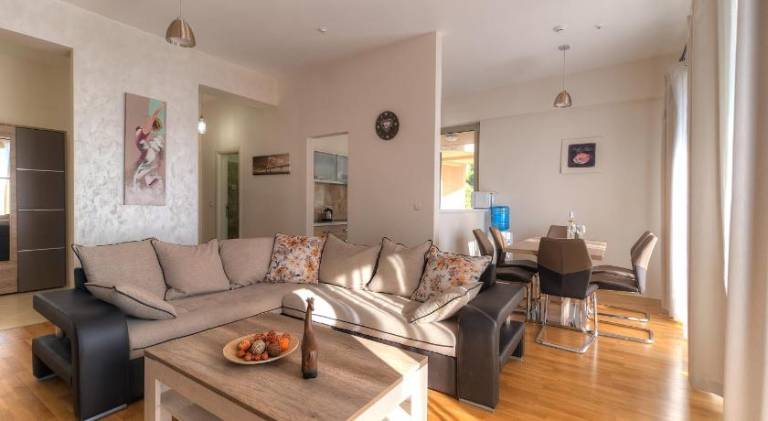 Rental apartment with patio — photo 4