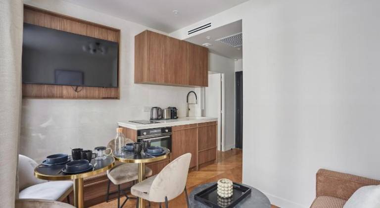 Serviced apartment with sauna & patio — photo 3
