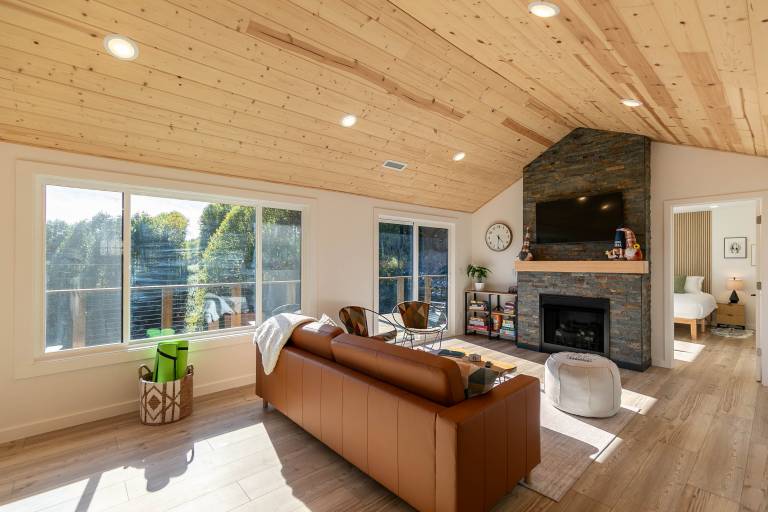 Blackberry Hill: Views, Hot Tub, Pool Table, Big Dog Friendly! — photo 4