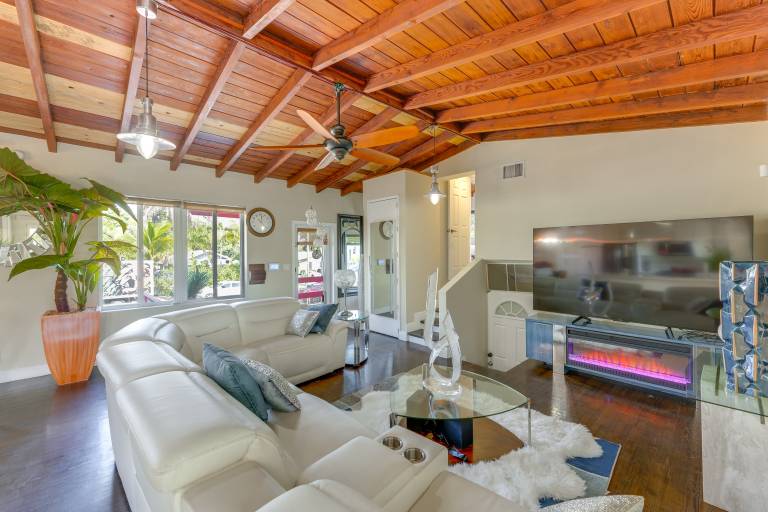 Oakland Park Gem w Year Round Pool 4 Mi to Beach