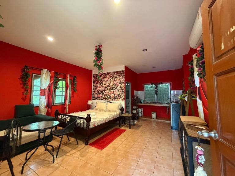 Cosy Rose beachfront bungalow in Rawai