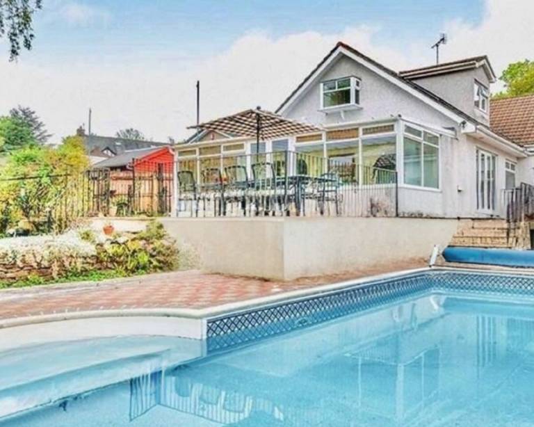 Beautiful vacation home with garden, private pool & terrace | Perfect for remote work | Pet-friendly in Plymouth