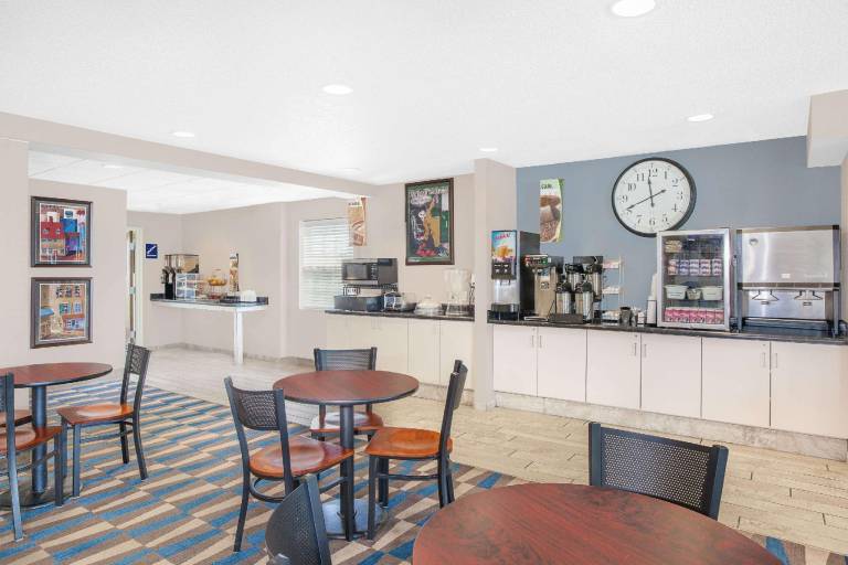 Microtel Inn & Suites by Wyndham Clear Lake — photo 3