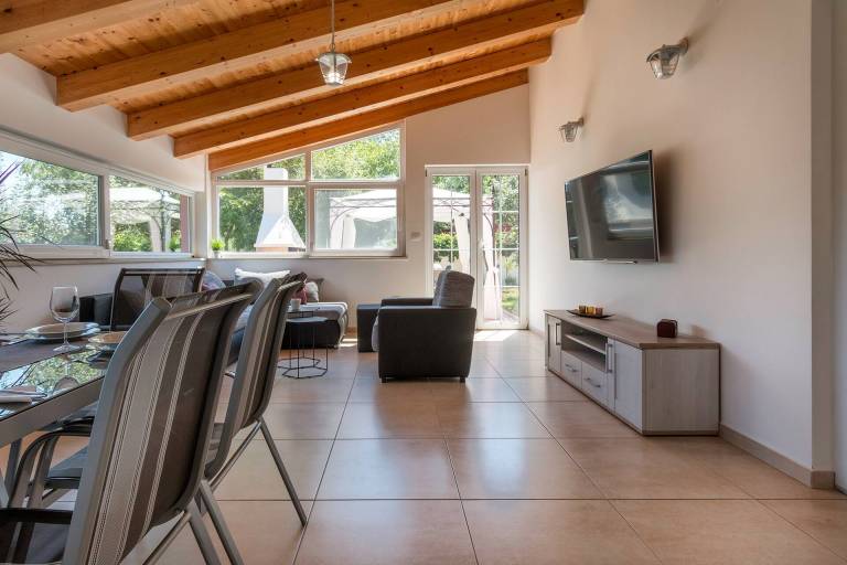 Fully equipped nice vacation home with barbeque, hot tub & yard | Pets allowed — photo 4