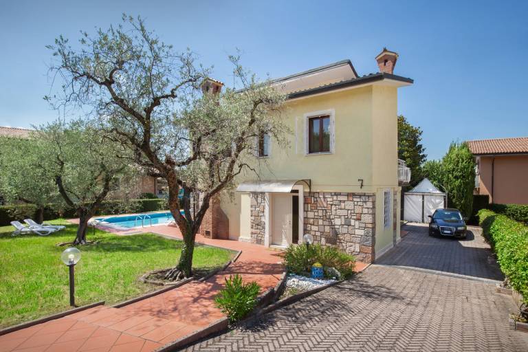 Fully equipped big villa with garden, terrace & private pool | Pet-friendly — photo 2