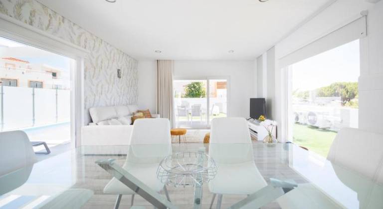 Villa with patio, yard & barbeque | Close to the beach | Pets allowed — photo 2