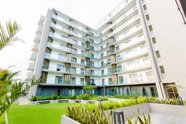 Serviced apartment with terrace, pool & yard in Accra