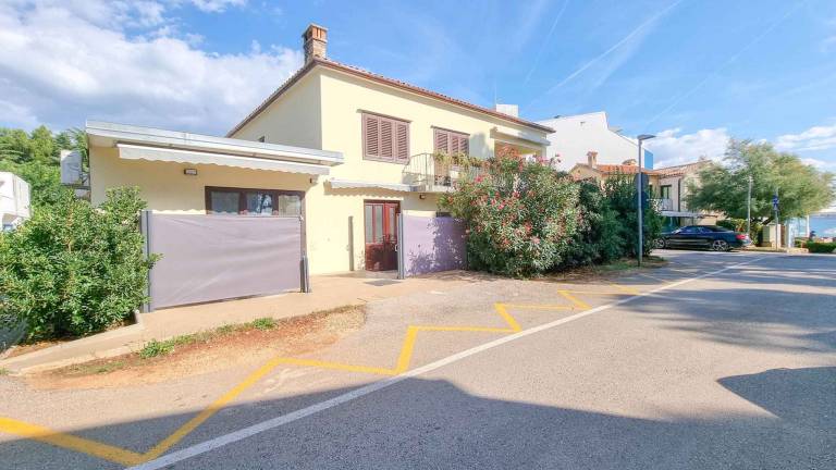 Beautiful rental apartment with patio | Next to the beach | Pets are welcome in Novigrad