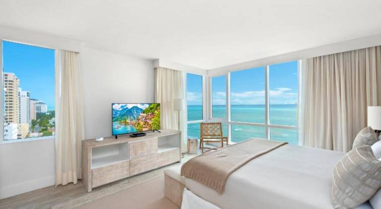 Family-friendly serviced apartment with patio, sauna & hot tub | Close to Miami Beach Botanical Garden | Close to the beach | Suitable for remote work | Pet-friendly in Miami Beach, FL
