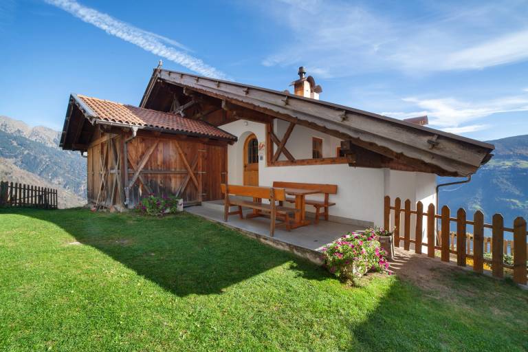 Holiday apartment with yard | City view in Parcines