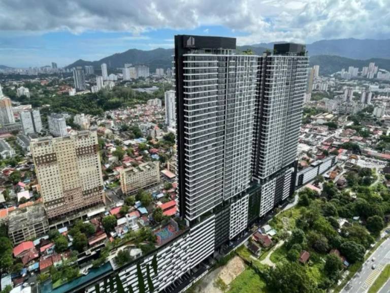 Apartment with hot tub, pool & yard in George Town