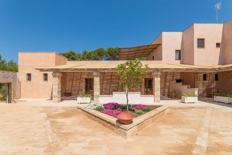 Charming dedicated room with pool, yard & patio | Sea view | Pets allowed in Morciano di Leuca