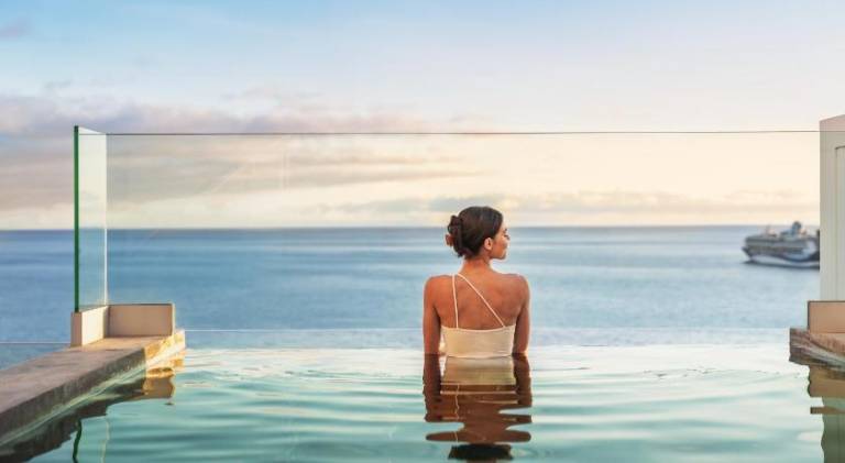 Fully equipped charming vacation home with private pool, terrace & barbeque | Next to Farmers Market | Suitable for remote work | Pet-friendly in Funchal