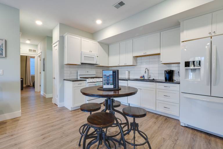 Walk to Front St! Traverse City Condo Near Skiing — photo 2