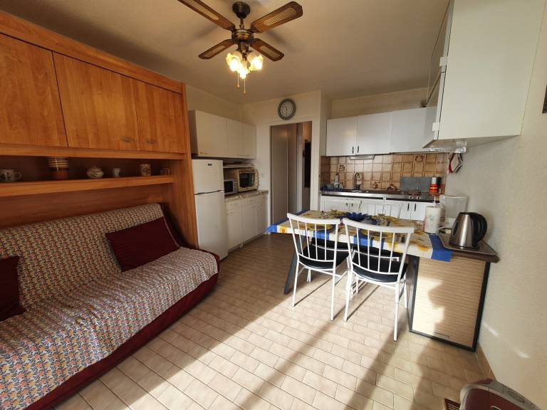 Seafront 1-Bedroom with Parking, Near Beach & Shops — photo 3