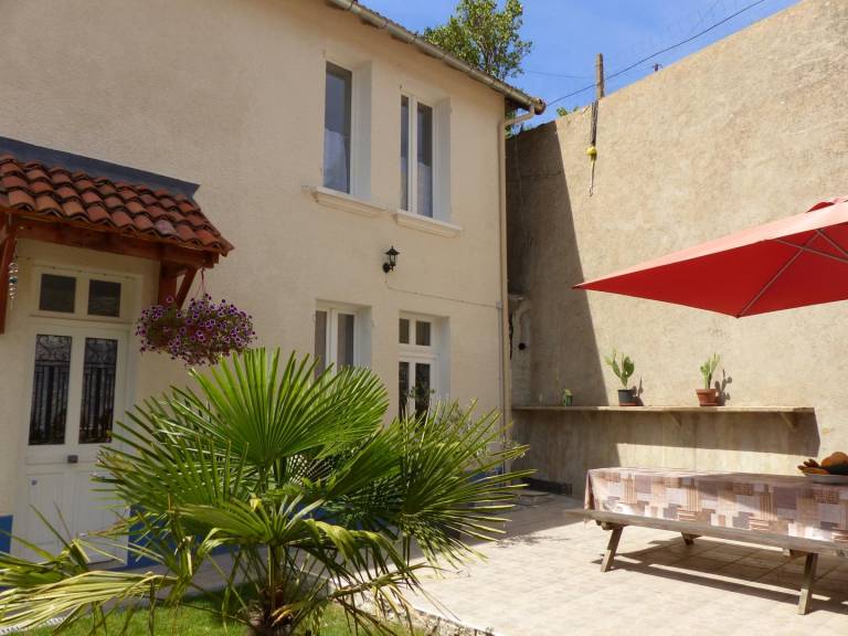 Gite with yard & patio — photo 4