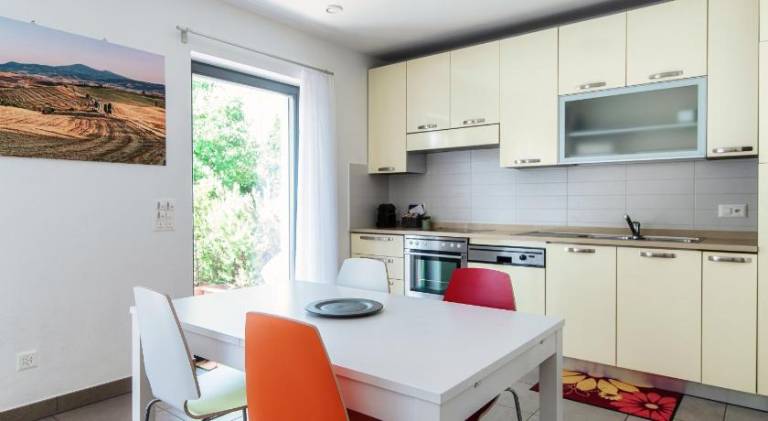 Holiday apartment with patio & garden — photo 5