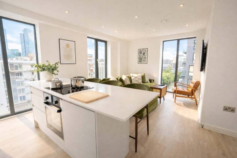 Children-friendly rental apartment with yard & patio | Close to Museum of Science and Industry | Water view | Perfect for remote work | Pets allowed — photo 3