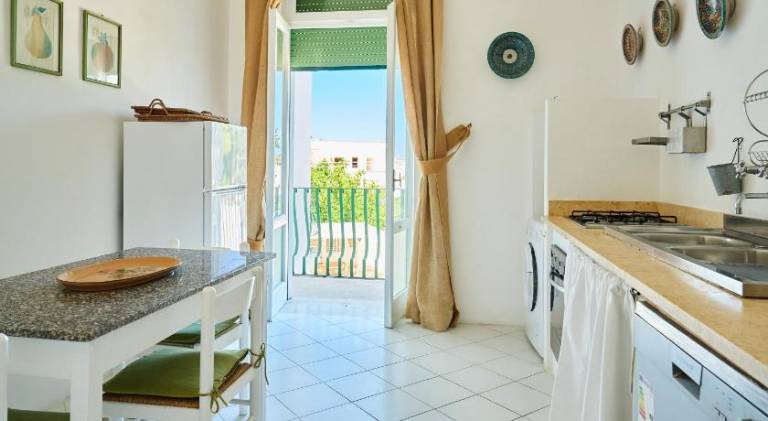 Serviced apartment with garden & patio — photo 4