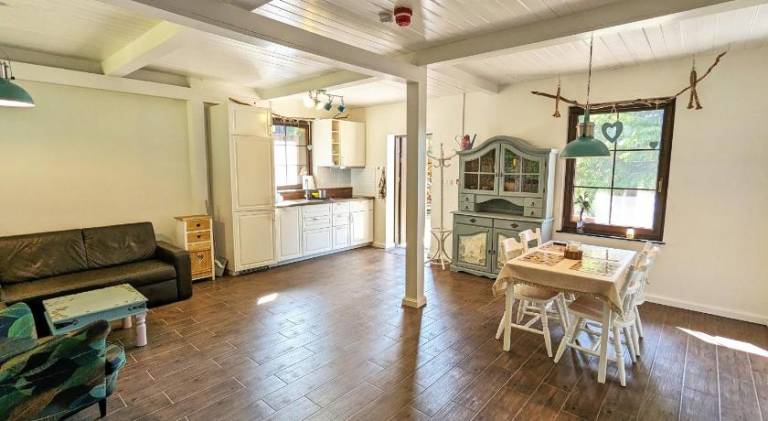 Lovely lodge with patio, yard & BBQ | Dogs allowed — photo 3