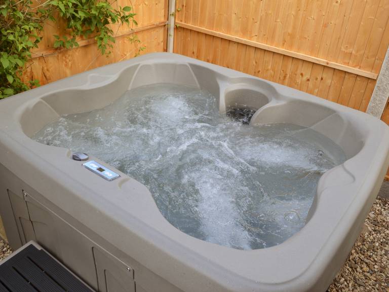Children-friendly pleasant cottage with hot tub, garden & BBQ | Pet-friendly — photo 3