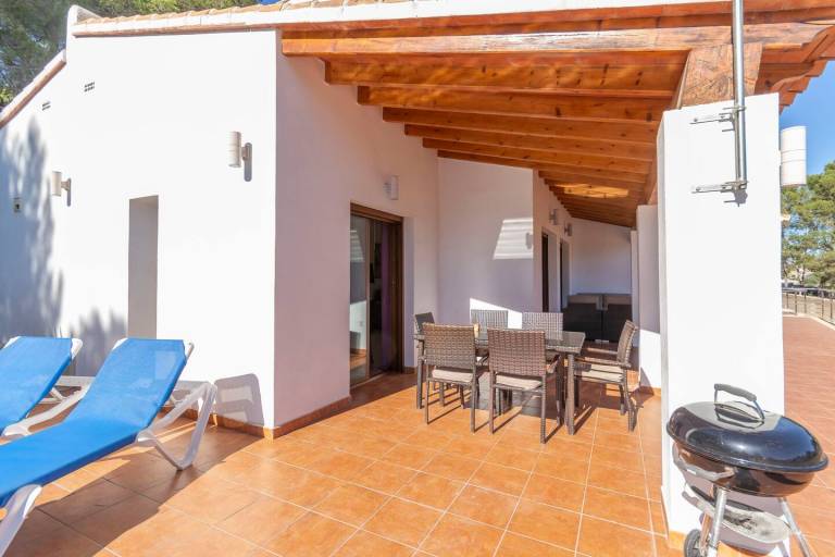 Villa with barbeque, private pool & terrace | Beach view — photo 5
