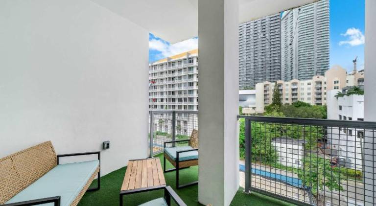 Lovely vacation home | Close to Design District | Pets allowed — photo 3
