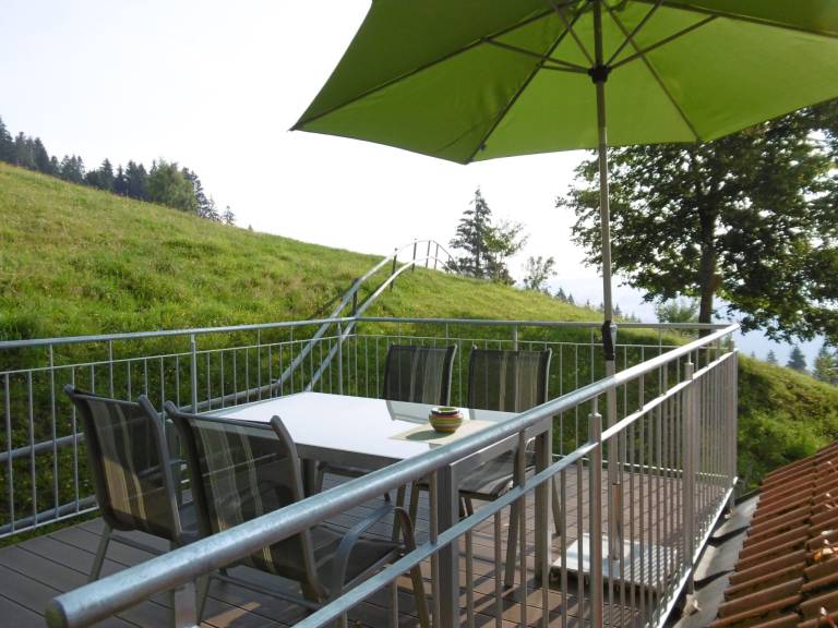 Rental apartment with patio & barbeque | Mountain view — photo 2