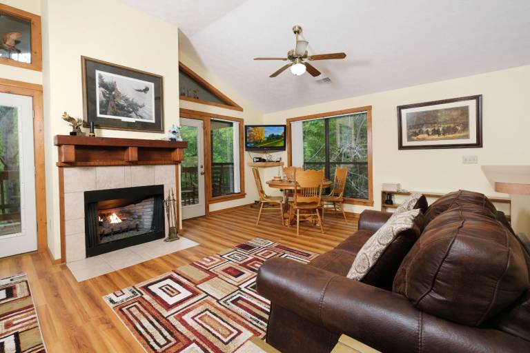 Cabin with patio & BBQ | Mountain view — photo 5