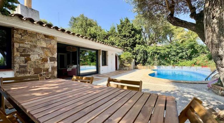 Villa with pool — photo 4