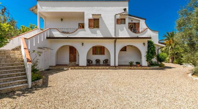 Villa with hot tub & pool — photo 5