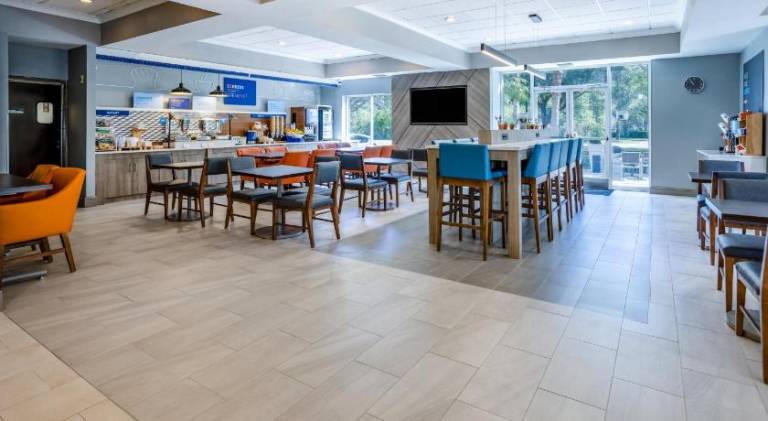 Holiday Inn Express and Suites Tampa I-75 at Bruce B. Downs By IHG — photo 3