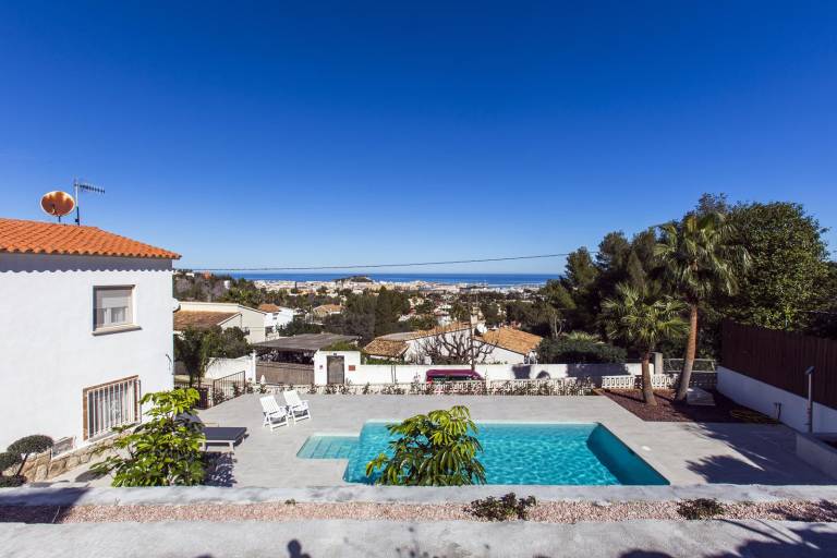 Villa with yard, barbecue & terrace — photo 2