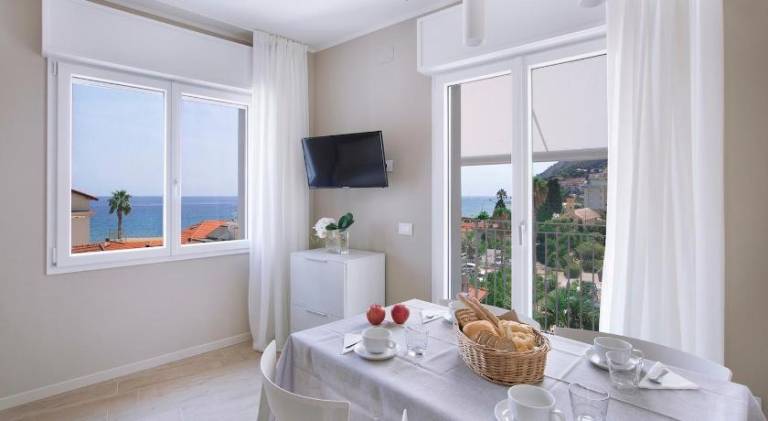 Serviced apartment with terrace in Laigueglia