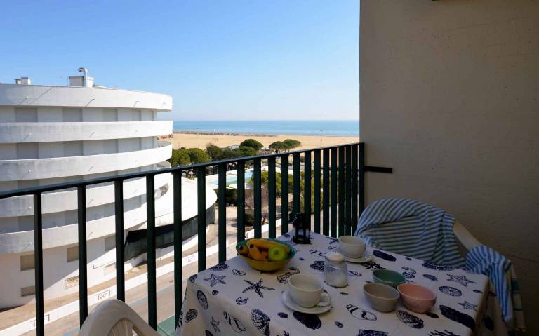 Studio mit Klimaanlage und Balkon