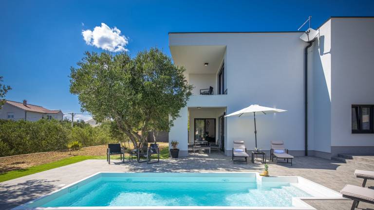 Lovely villa with private pool, grill & patio | Dogs allowed in Rab