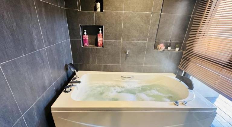 Rental apartment with hot tub & pool | Pet-friendly — photo 5