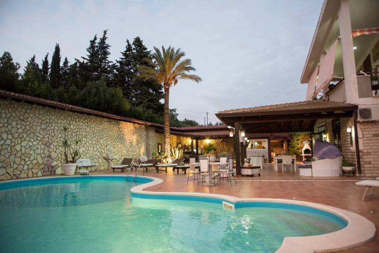 Villa with private pool, yard & barbecue — photo 2
