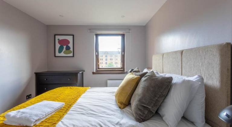 Stunning 1 Bed Merchant City Apartment with Parking in Glasgow