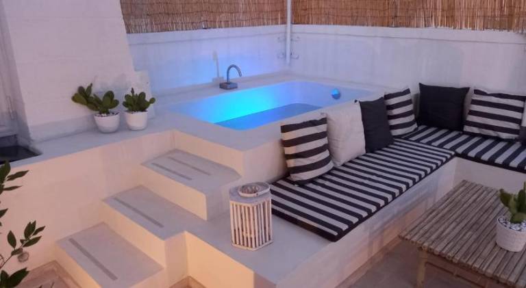 Holiday apartment with hot tub, pool & patio — photo 3
