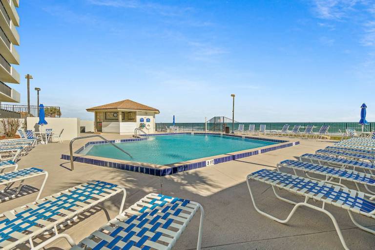 Relax & Chill Beachside Heated Pool