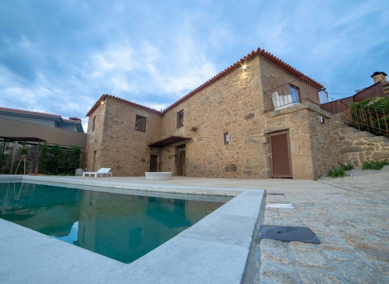 Pet-friendly Vacation Home Villae Carreiro with Pool, A/C, Wi-Fi, Garden & Terrace in Braga