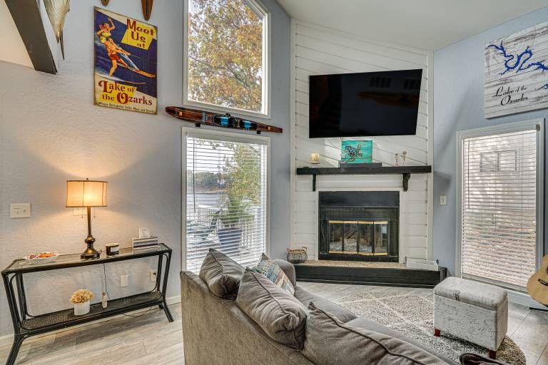 Fireplace, Deck & Grill: Lake Ozark Family Retreat — photo 5