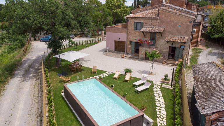 Villa with sauna, yard & hot tub | City view — photo 4