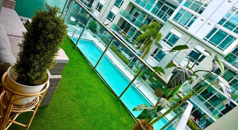 Channelside Luxury Retreat Spacious 2BR 2BA Condo with Pool, Balcony, Sauna & Gym in Tampa, FL