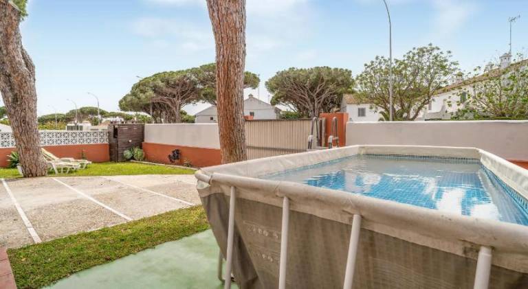 Vacation home with pool, patio & garden — photo 5