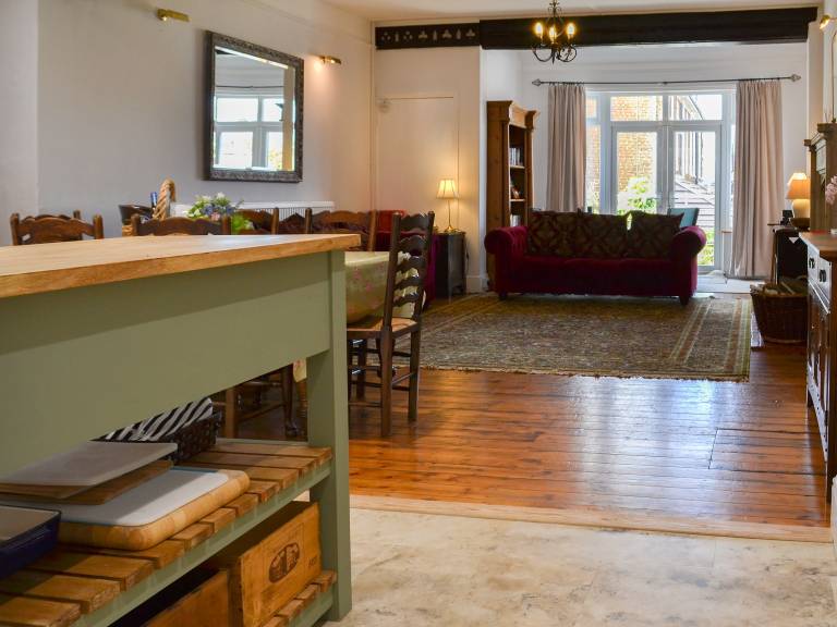 Cottage with patio — photo 4