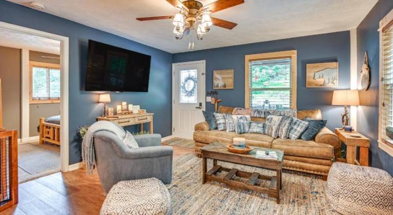 House with hot tub | Pets are welcome in Kent, KY